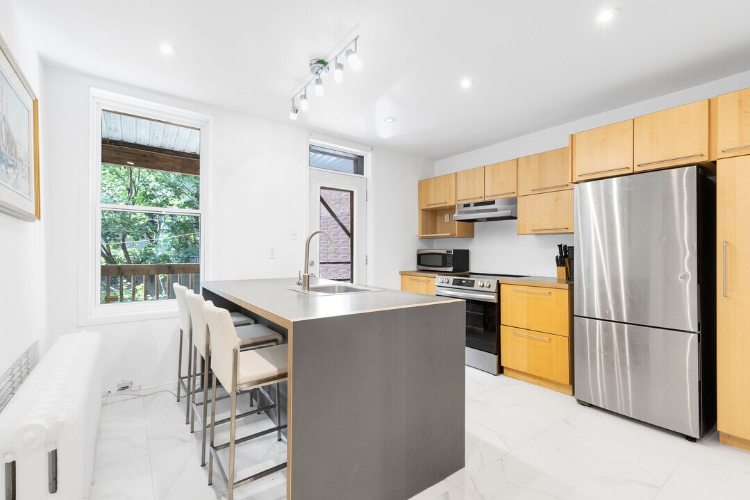 2259 Sherbrooke Rue E in Montréal, QC - Building Photo