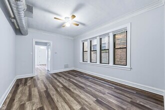 7653 S Kingston Ave in Chicago, IL - Foto de edificio - Building Photo