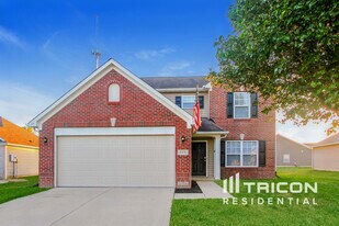 615 Albermarle Dr in Pittsboro, IN - Building Photo