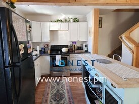 9 High St in Lisbon, ME - Building Photo