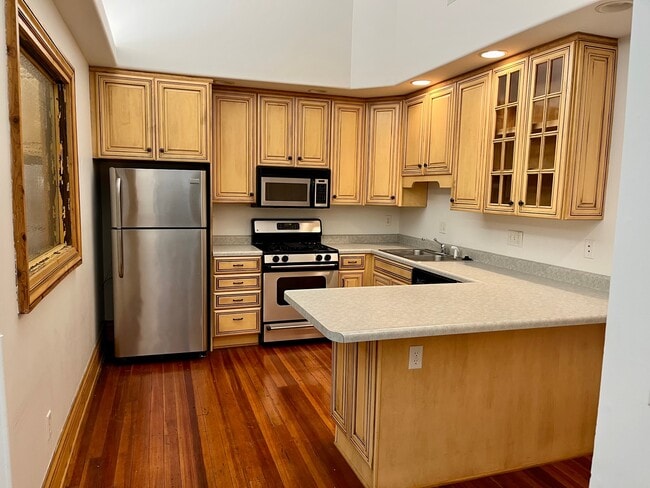 216 N Center St, Unit 2 in Bloomington, IL - Building Photo - Building Photo