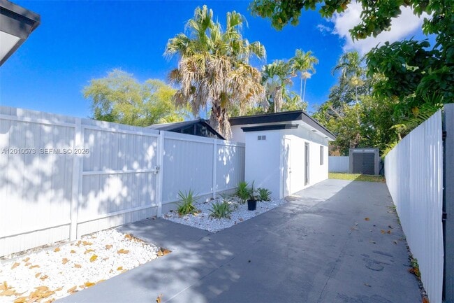 571 NW 152nd St in Miami, FL - Building Photo - Building Photo