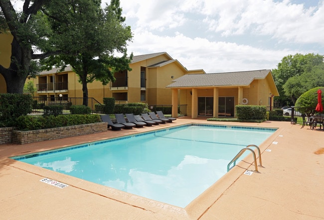 Brookhaven in Farmers Branch, TX - Building Photo - Building Photo