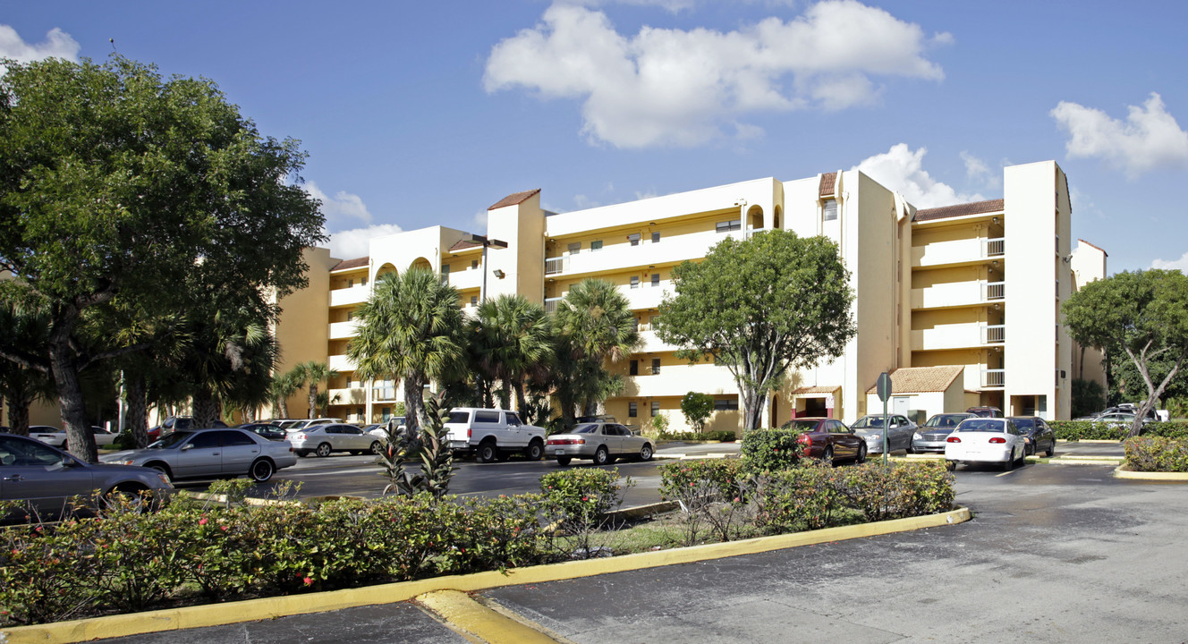 Blue Grotto Apartments in Miami, FL - Building Photo