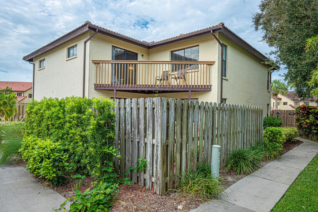 3257 River Villa Way in Melbourne Beach, FL - Building Photo