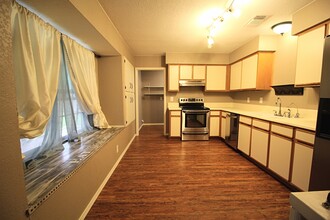 5638 Creekwood St in San Antonio, TX - Building Photo - Building Photo