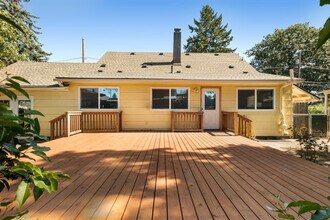 4921 SE 76th Ave in Portland, OR - Foto de edificio - Building Photo