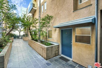 11960 Iowa Ave in Los Angeles, CA - Building Photo - Building Photo