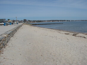 421 Seaside Ave in Westbrook, CT - Foto de edificio - Building Photo