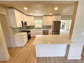 644 Manor Dr W in Dunedin, FL - Building Photo - Building Photo