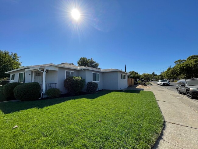 658 Carpino Ave in Pittsburg, CA - Foto de edificio - Building Photo