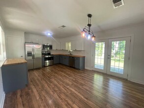 1148 E Pine Island Rd in Shreveport, LA - Building Photo - Building Photo