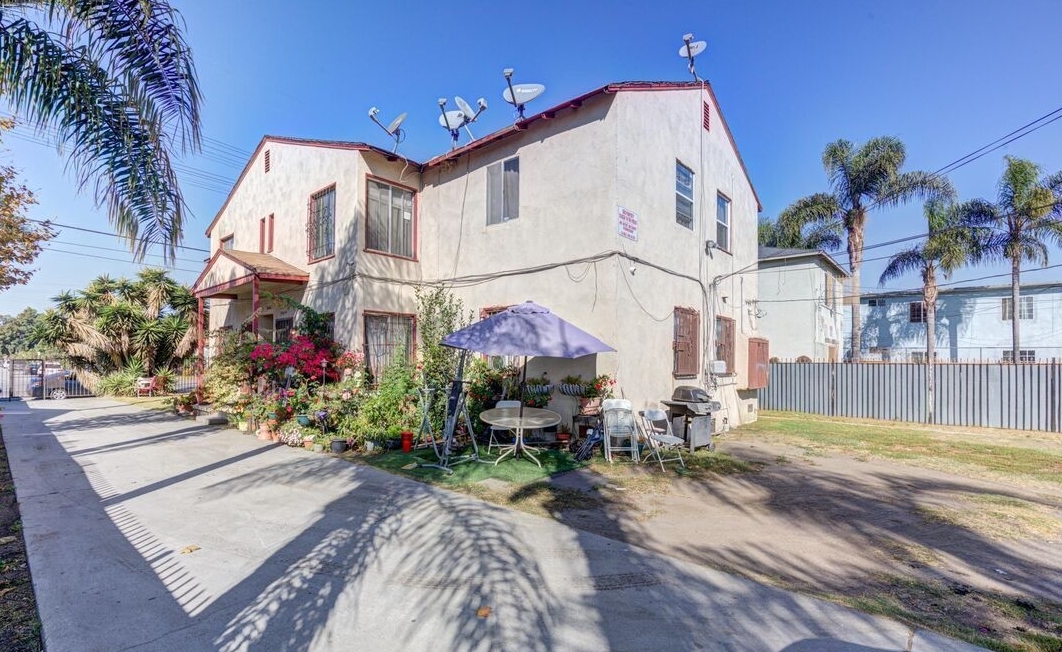 10642 S Central Ave in Los Angeles, CA - Building Photo