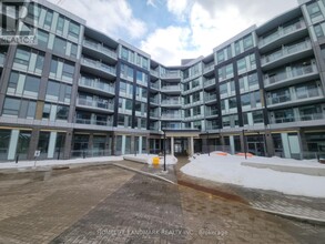 2501-2501 Saw Whet Blvd. in Oakville, ON - Building Photo - Building Photo