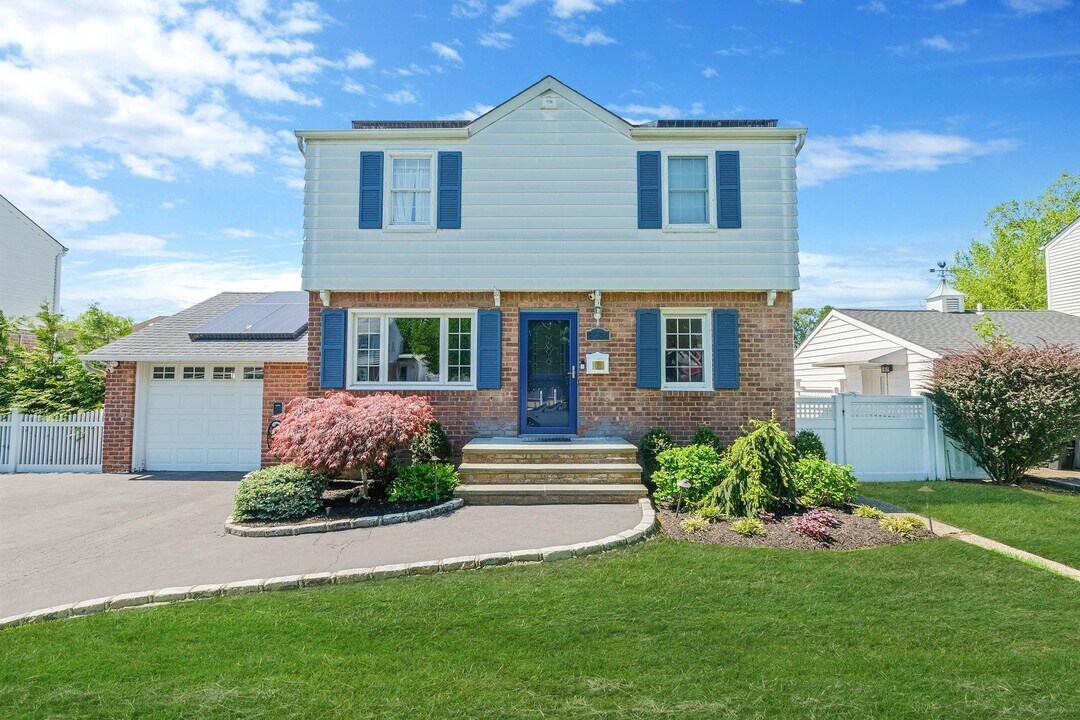 2288 3rd St in East Meadow, NY - Building Photo