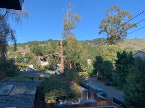 220 Hiawatha Ave, Unit One room on a 1st floor in Pacifica, CA - Foto de edificio - Building Photo