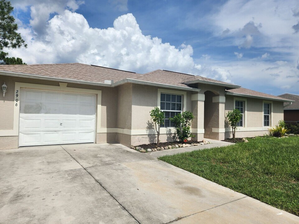 2906 Nora Ave N in Lehigh Acres, FL - Foto de edificio