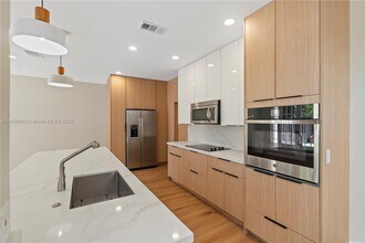 11032 NW 48th Ln in Doral, FL - Building Photo - Building Photo