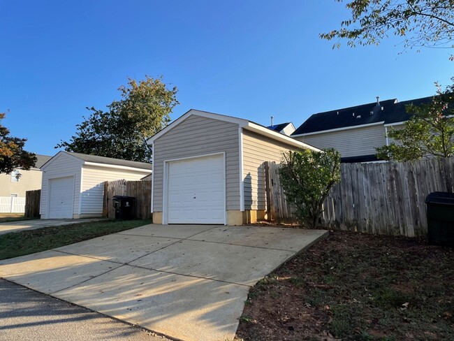 153 Danesway Dr in Holly Springs, NC - Building Photo - Building Photo