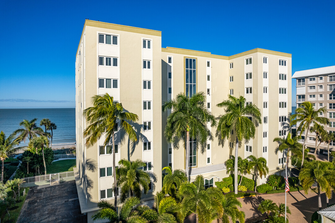 Jamaica Towers in Naples, FL - Building Photo