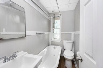221 Lake Ave, Unit 1 in Manchester, NH - Foto de edificio - Building Photo