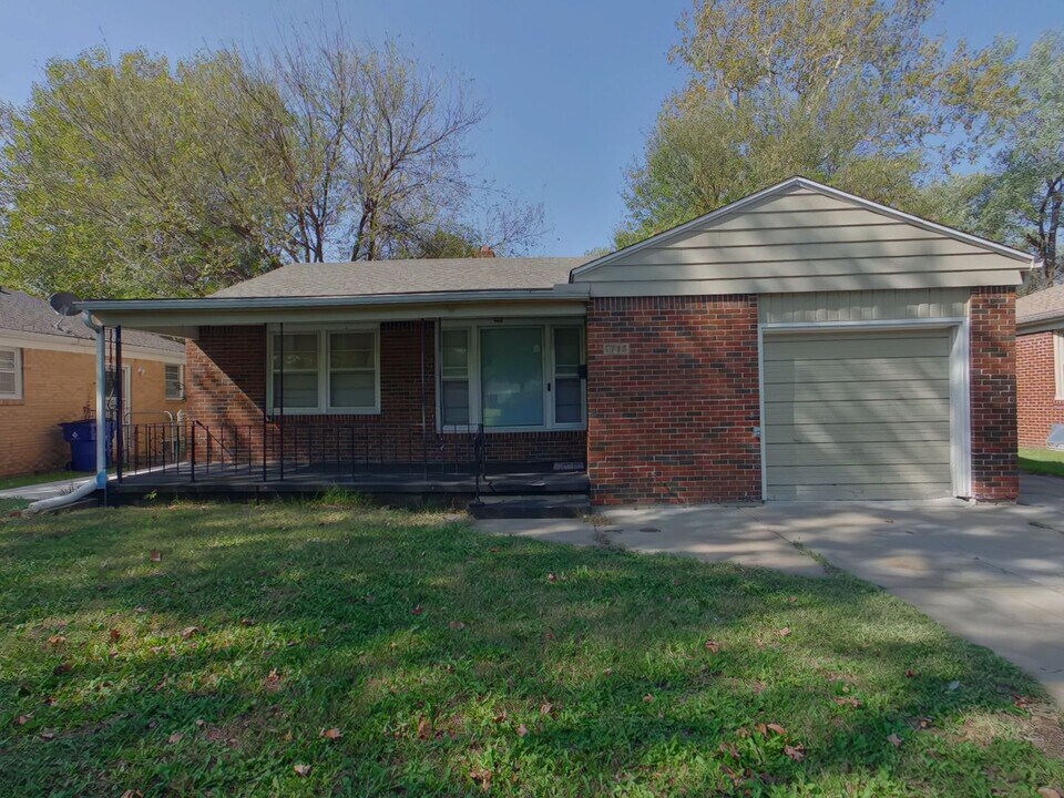 1715 S Fabrique Dr in Wichita, KS - Building Photo