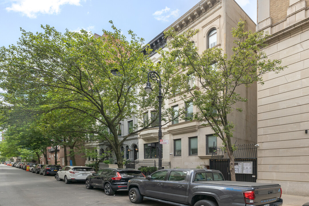 8 E 92nd St in New York, NY - Building Photo