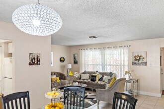 7560 NW 16th St in Plantation, FL - Building Photo - Building Photo