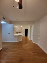 2320 Gracy Farms Ln in Austin, TX - Foto de edificio - Building Photo