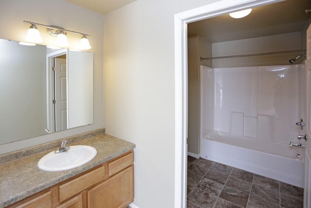 Custer Crossing & Ravenwood Apartments in Dickinson, ND