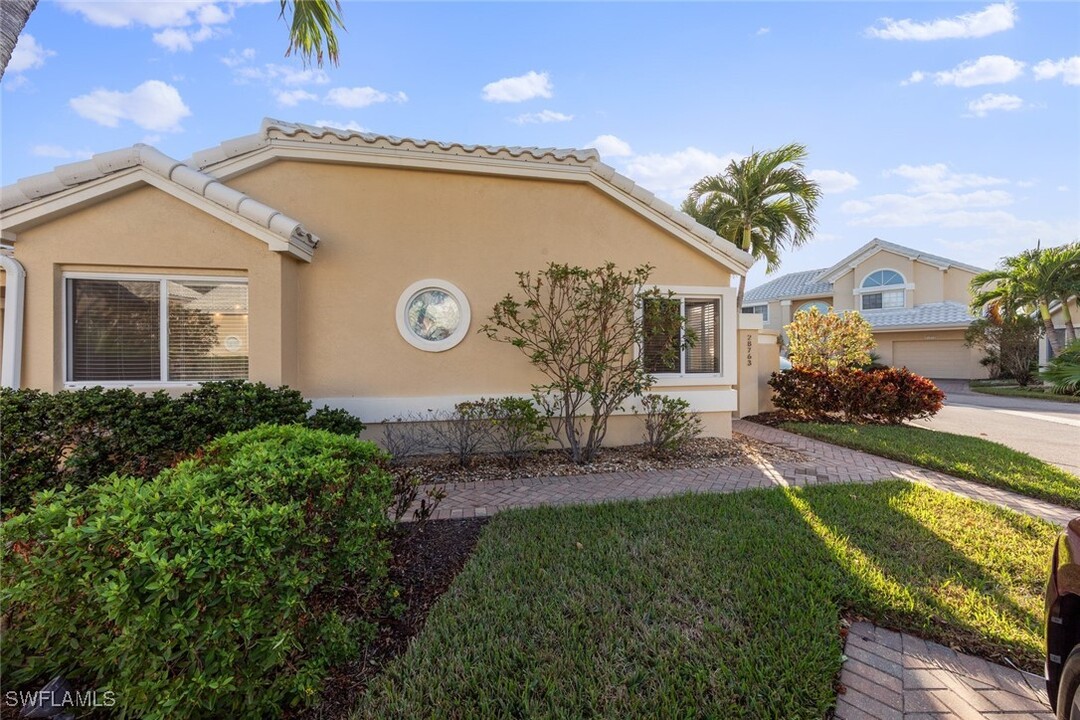 28763 Carmel Way in Bonita Springs, FL - Foto de edificio