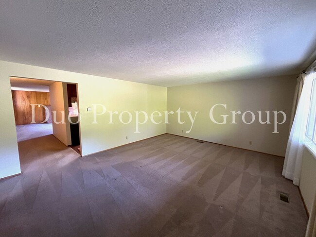 3945 E Amazon Dr in Eugene, OR - Building Photo - Building Photo