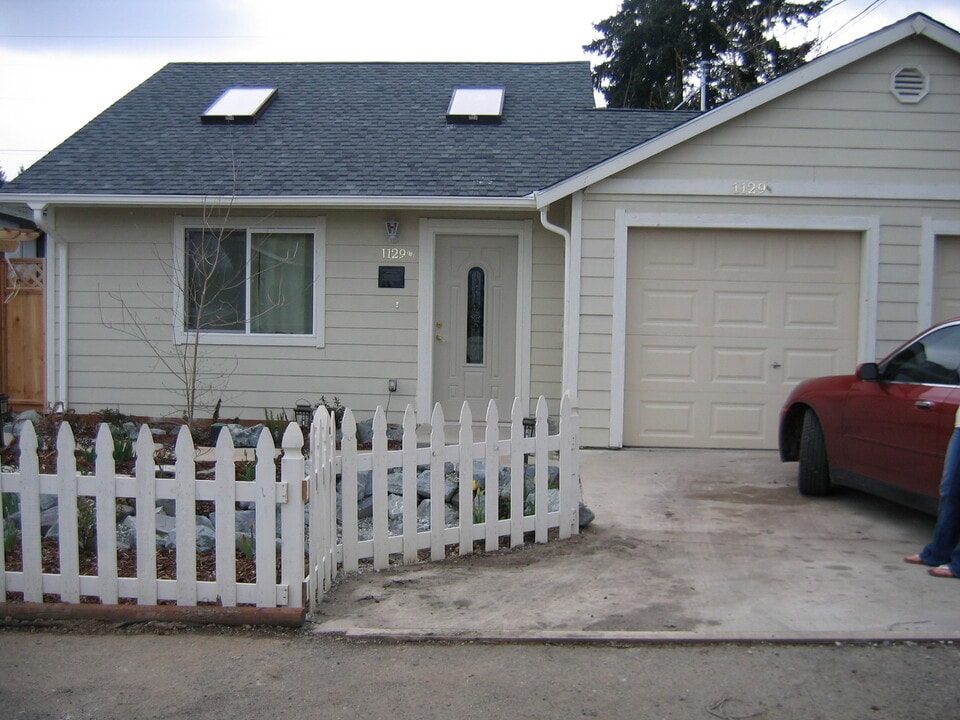 1129 1/2 W 16th St in Port Angeles, WA - Building Photo