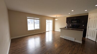 6829 Cardinal Link SW in Edmonton, AB - Building Photo - Building Photo