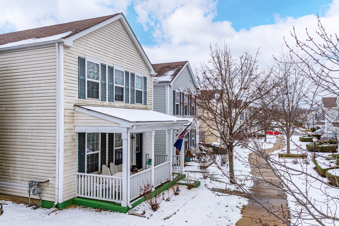 688 Four Seasons BLVD in Aurora, IL - Building Photo