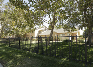 Park Meadows in Bakersfield, CA - Building Photo - Building Photo