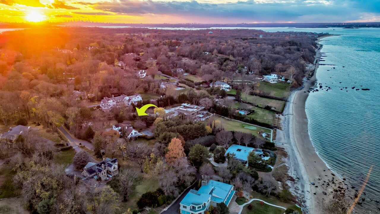 92 Old House Ln in Port Washington, NY - Building Photo