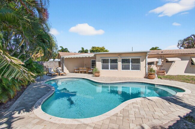 301 SE 8th Ave in Deerfield Beach, FL - Building Photo - Building Photo