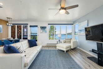 3302 Lake Washington Blvd N in Renton, WA - Building Photo - Building Photo