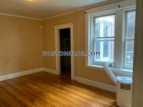 28 Quint Ave, Unit 16 in Boston, MA - Foto de edificio - Building Photo