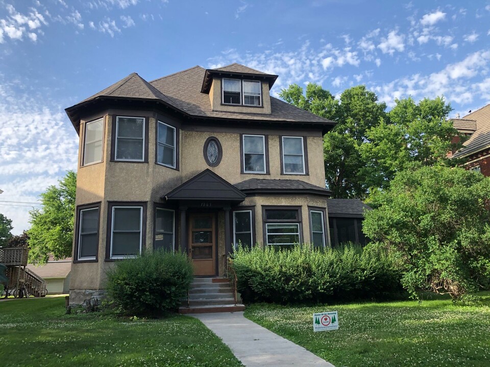 1863 Marshall Ave in St. Paul, MN - Foto de edificio