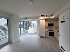 280 Dundas St W in Toronto, ON - Building Photo