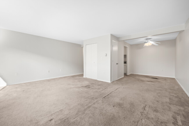 4 Flint Dr, Unit 222 in Manchester, CT - Building Photo - Building Photo