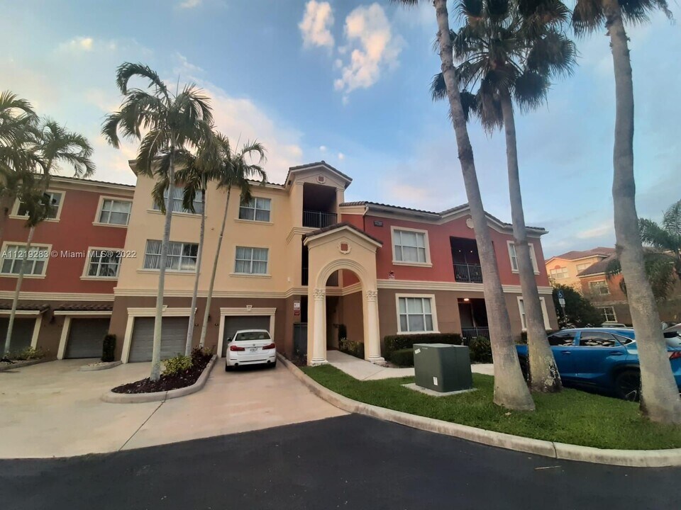 11232 SW 12th St, Unit 202 in Pembroke Pines, FL - Building Photo