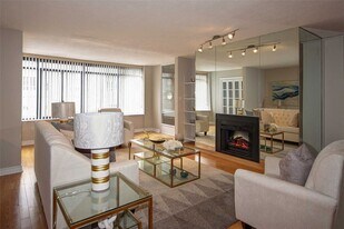 135 George St S in Toronto, ON - Building Photo