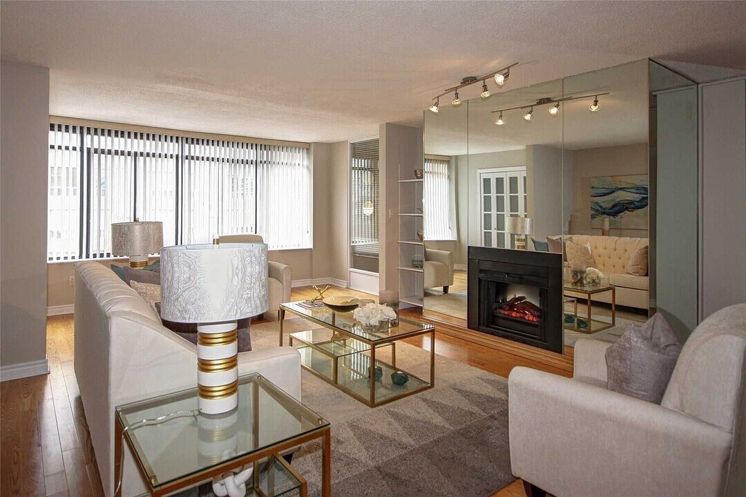 135 George St S in Toronto, ON - Building Photo