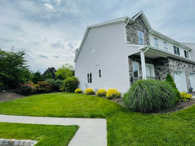 2 Decroce Ct in Parsippany, NJ - Building Photo - Building Photo