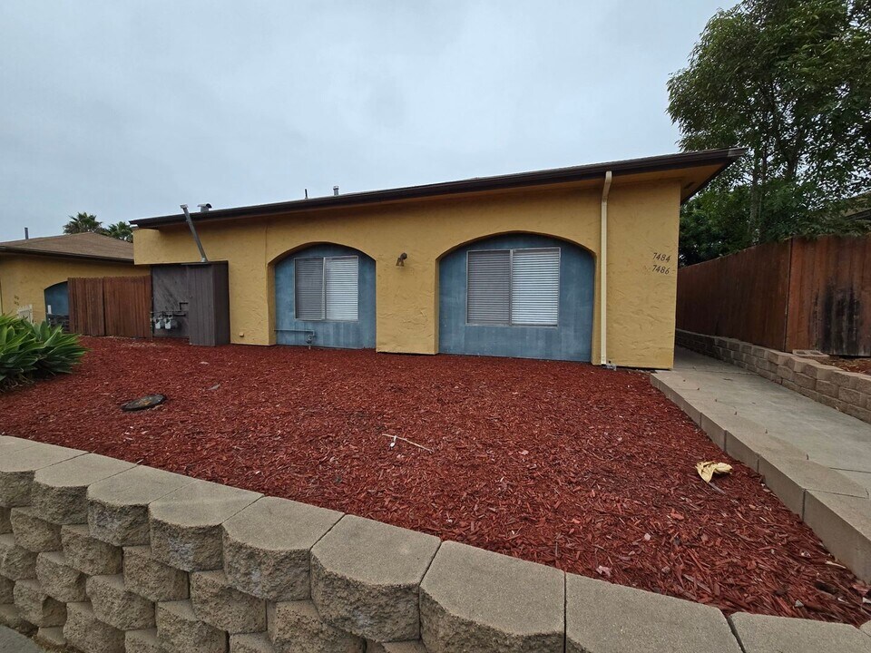 7484-86 Armstrong Pl-Unit -7486 in San Diego, CA - Building Photo