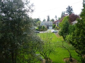 511 100th Ave NE in Bellevue, WA - Building Photo