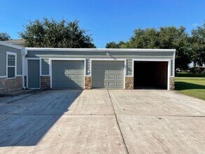 5311 Bayway Dr in Baytown, TX - Building Photo - Building Photo